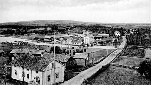 19xx Råneå vy Holmen.jpg - Bilden är taget från kyrktornet mot holmen i förgrunden tingshuset med häktet bakom och Anton Vitmans fastighet längre bort ses den gamla krogen på klapphälla. På andra sidan närmast älven är kraftstationen, kvarnen och Lundins skofabrik med kontor och affären vid vägen, närmare älven vi bron är kvarnstugan och på planen bakom kvarnen syns mjölaren Håkan Åmans hus. Nedströms är Lundins garveri och över det taket längre bort kan man se Erik Ulrik o Maria Norbergs hem samt de vitmålade Lundbergska husen.